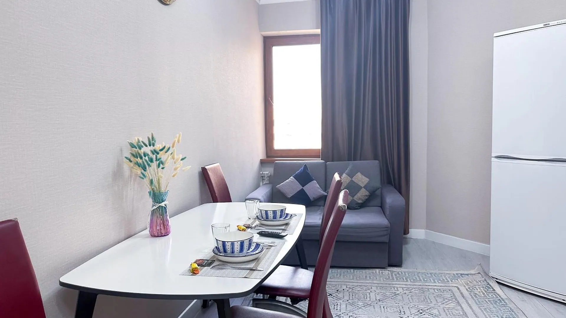 Уютная Квартира На Высоком Этаже С Изолированной Спальней Almaty Apartment